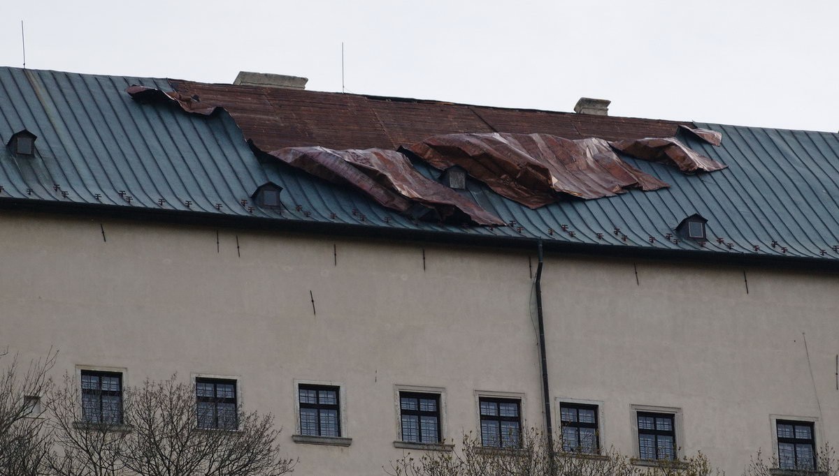 Zničená strecha na hrade Červený kameň
